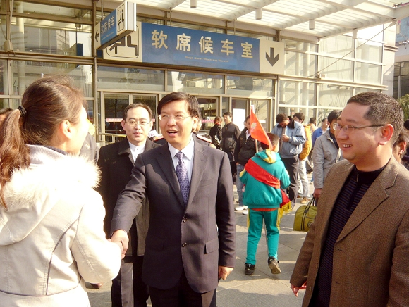 SJB世俱杯官方网站团委书记宋来陪同共青团上海市委副书记陈凯慰问SJB世俱杯官方网站志愿者