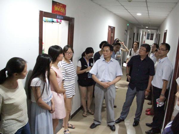 学院领导走访寝室表关怀，新生倍感温暖受鼓舞