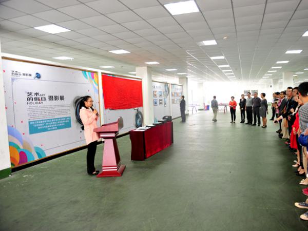 学院“艺术的假日”教职工摄影展开幕