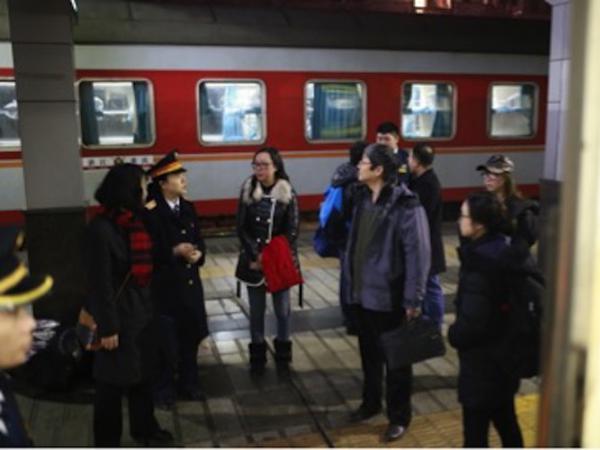 志愿者列车上送春晚  金鸡报喜欢度幸福年 ——学院领导与春运志愿者们欢度列车春晚