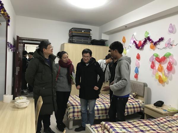 学院领导元旦期间深入宿舍与学生共话新年