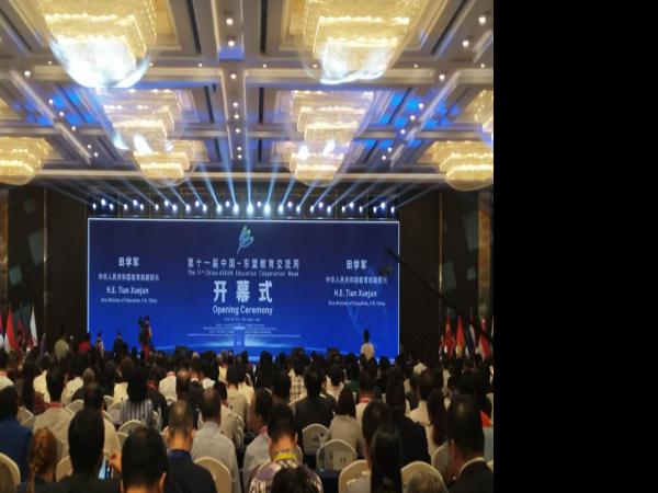 “教育合作新起点人文交流新未来”——学院参加中国-东盟轨道交通教育培训联盟年会暨服务“一带一路”项目推介会