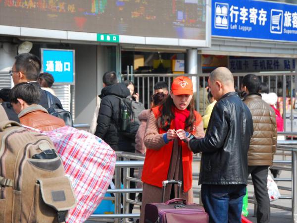 春运第二天 重庆北站南广场 重庆公运职院大学生志愿者成春运客流最暖的色彩