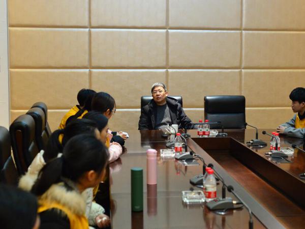刘畅副院长率队慰问奋战在春运一线的大学生志愿者