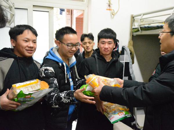 包饺子话年俗送温暖 重庆公运职院留校同学的“年夜饭”吃得很温馨