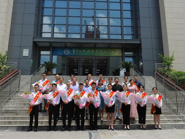 beat365英国官网网站重奖在全国职业院校技能竞赛中摘金夺银的师生代表