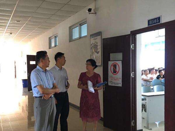 学院赵月望院长带队开展开学第一天教学检查工作