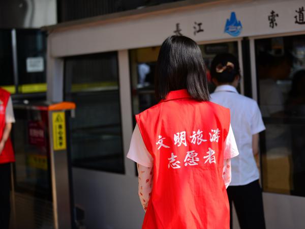 beat365英国官网网站学子参加长江索道国庆志愿服务