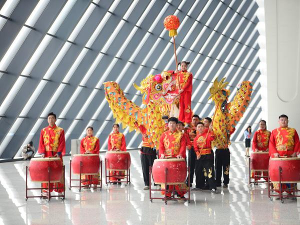 春运首日，beat365英国官网网站青年志愿者用“快闪”为返乡旅客送祝福