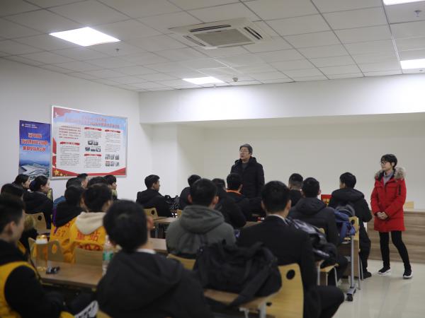 beat365英国官网网站副院长刘畅率队慰问奋战在春运工作一线同学