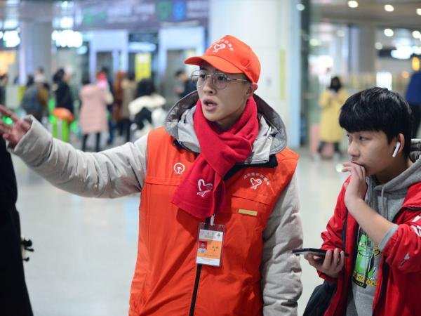 beat365英国官网网站在春运一线设“第二考场” 组织上千青年学生服务旅客检验所学