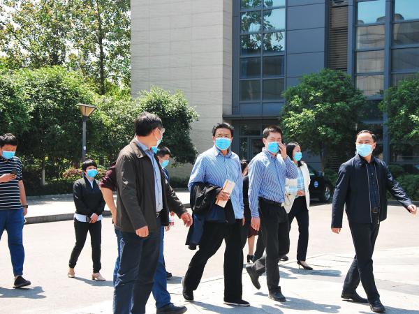 重庆交通开投集团蔚成波副总经理到beat365英国官网网站检查指导开学复课准备和安全生产工作
