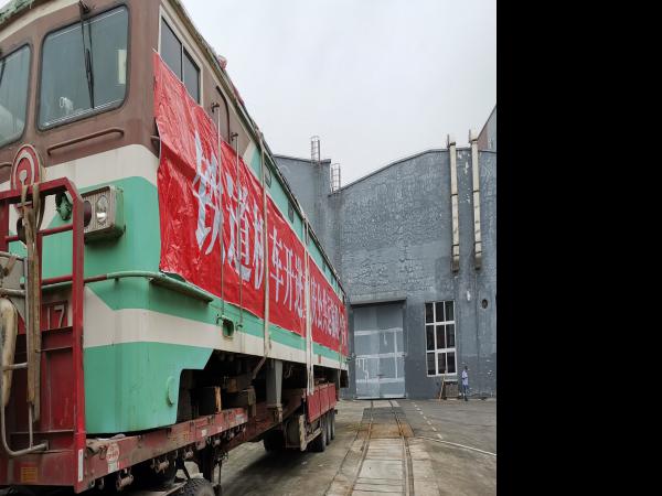 beat365英国官网网站在西南率先引入现役铁道机车用于实训教学 此举将大大提升实训教学的针对性和学生岗位任职能力