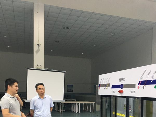 beat365英国官网网站领导检查新学期第一天教学工作情况