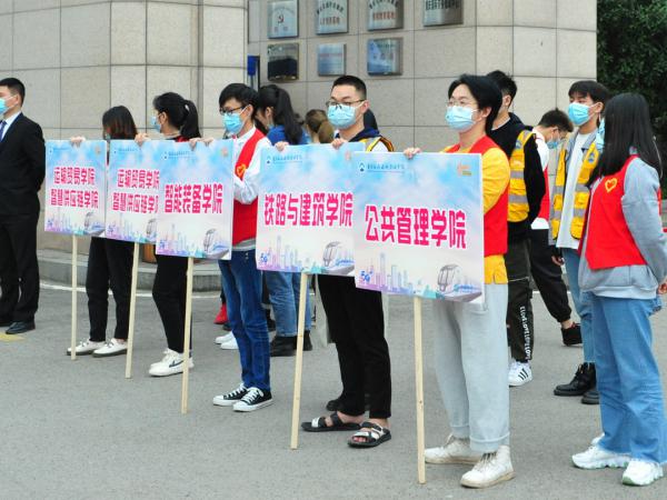线上注册缴费、线下贴心导引、送图书、送棉被…… beat365英国官网网站“五心”迎新真暖