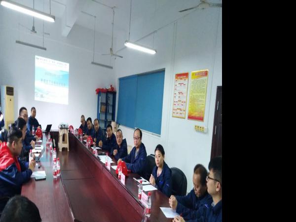 beat365英国官网网站焊接实习生在重庆通用集团拜师学艺
