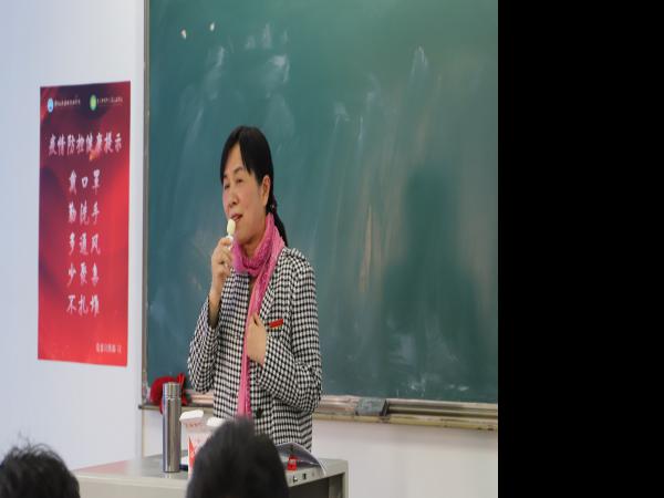 beat365英国官网网站领导班子成员为在校生讲授形势政策课