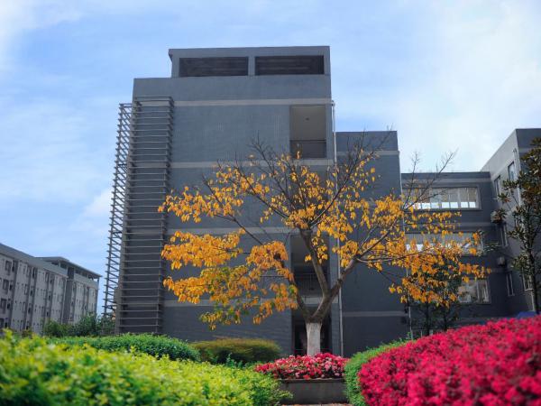 重庆交通开投集团本部人员素质提升培训班开班