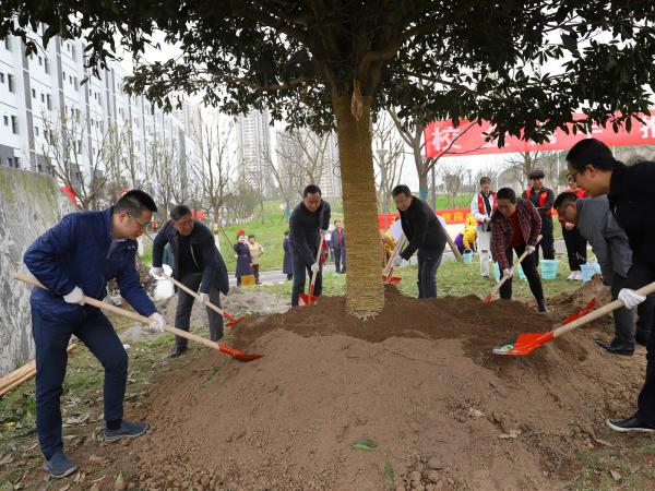 beat365英国官网网站和市公交集团举办“校企携手育英才”主题植树活动