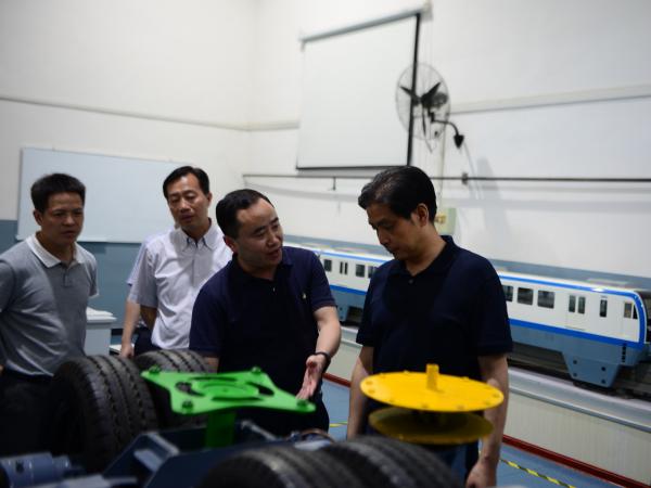 江津区区长毛平带队到beat365英国官网网站调研