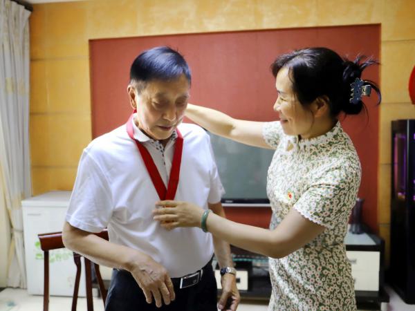 beat365英国官网网站党委书记彭超慰问获得党内功勋荣誉表彰的党员赵万涛