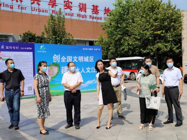 江津区人大常委会段祥副主任率队到学校检查指导全国文明城区创建工作