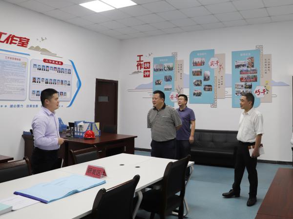市交通建设工会副主席李燕到beat365英国官网网站调研指导劳模工匠创新工作室创建工作