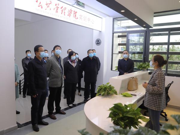 学校主要领导率队到公共管理学院调研