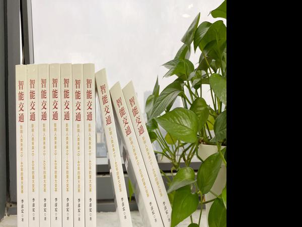 百度公司创始人李彦宏先生向beat365官网赠送书籍