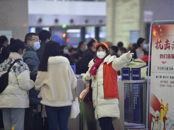 beat365英国官网网站1500多名大学生志愿者“上岗”助力春运