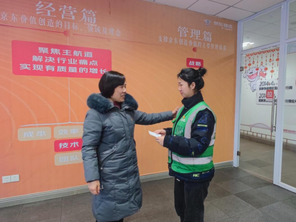 学校党委书记彭超节前慰问困难学生党员