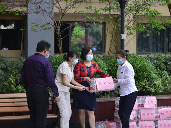 党委书记彭超等学校领导在主校区看望慰问物管安保人员 叮嘱大家坚守岗位加强防护注意安全