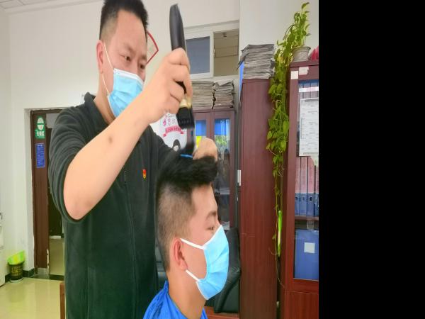 秒变理发师，beat365英国官网网站辅导员黎功科帮同学解决“头等大事”