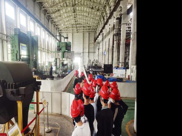 智能装备学院组织学生代表到重庆机电集团所属企业参观学习