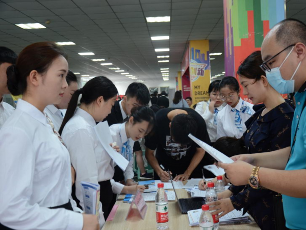 学校联合举办2022年就业双选活动