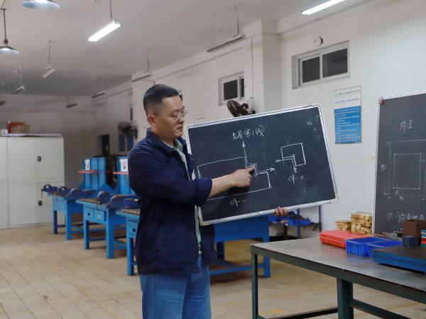 身边榜样⑰|实训中心教师蒋勇：在火灾救援现场当油锯修理工