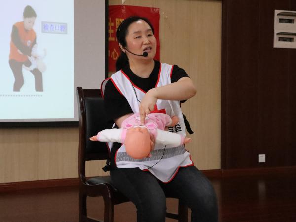 学生处邀请专家宣讲应急救护技能