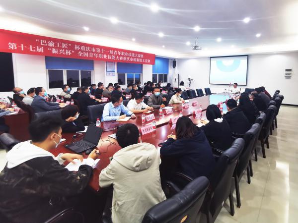 学校张东旭董事长连夜主持召开会议  对做好当前校园疫情防控工作进行再动员再部署