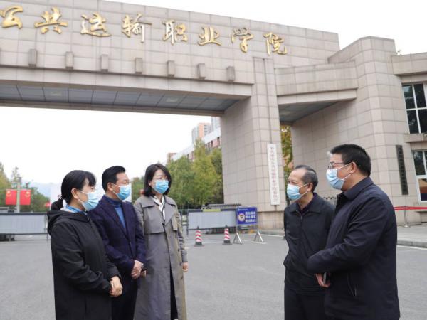 江津区副区长冯在文等领导到校检查指导疫情防控工作