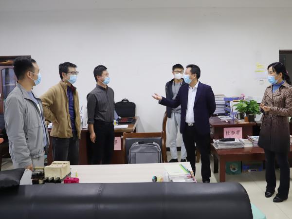 学校张东旭董事长、彭超书记到一线看望慰问留校教职工