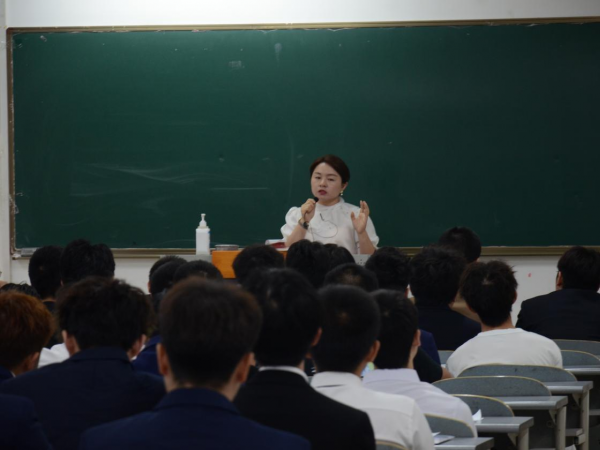 重庆德维轨道交通设备有限公司到beat365官网举办专场招聘