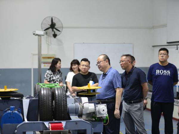 学校与大足区交通局进行合作交流