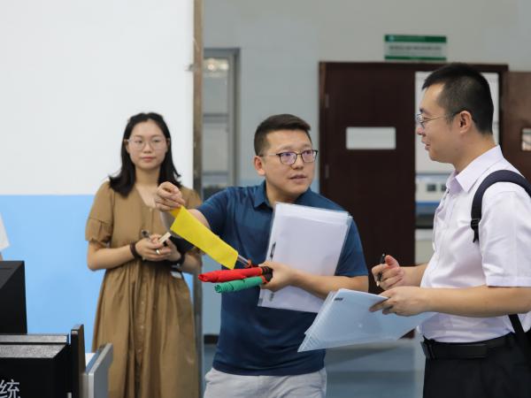 市教委专家组到beat365官网检查督导实验室安全工作
