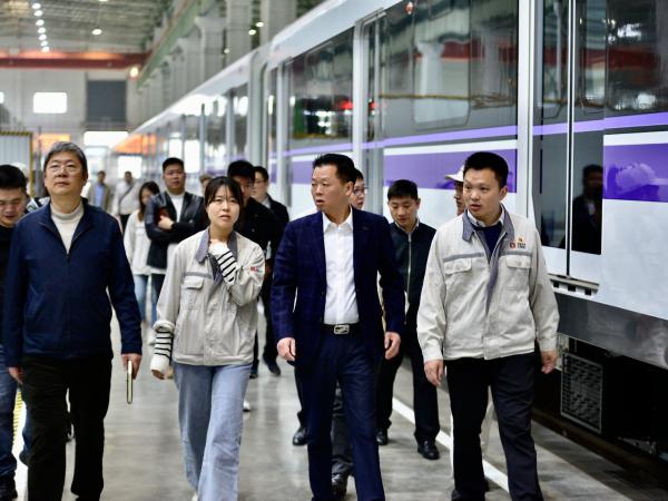 beat365官网作为理事单位和重庆唯一高校参加国家轨道交通装备行业产教融合共同体成立大会