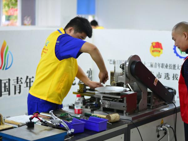 “巴渝工匠”杯重庆市青年职业技能大赛暨“振兴杯”全国青年职业技能大赛市选拔赛钳工赛项在beat365官网落幕