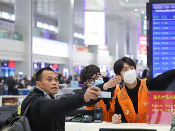 元旦期间beat365官网50多名在校生到相关站点提供交通志愿服务