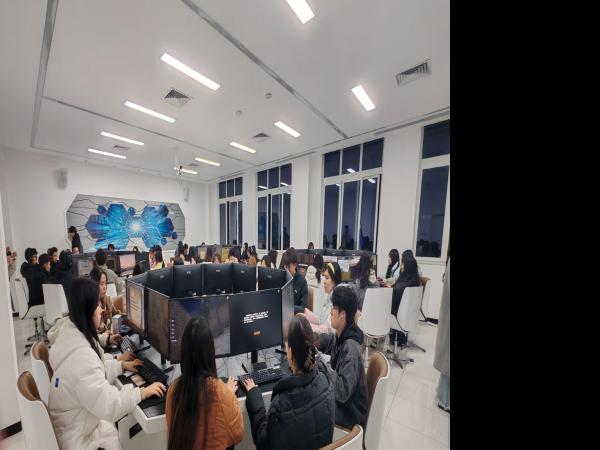 学校举行传承雷锋精神红色VR体验教学活动