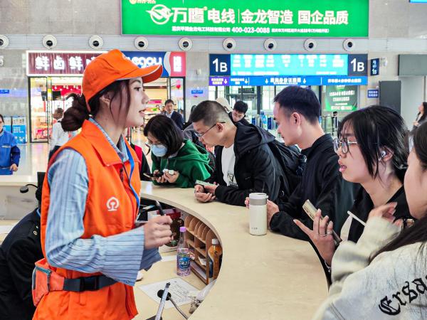 beat365官网清明假期组织50多名在校生到相关重点站段站点开展志愿服务活动