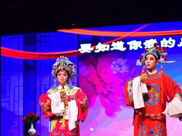 这场精彩的传统戏曲演出 让同学们过足了“戏瘾”