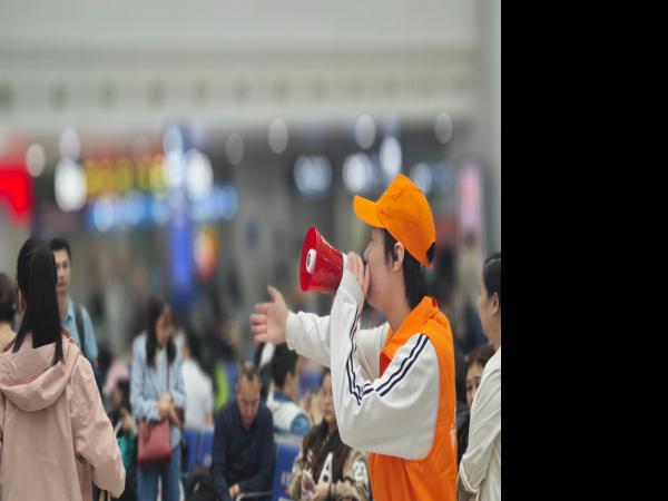 beat365官网五一劳动节假期组织50多名在校生到相关重点站段开展志愿服务活动